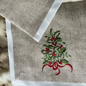Holiday Table Runner - Fennco Moldurs Classic Collection